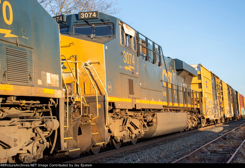 CSX 3074 trails on M427